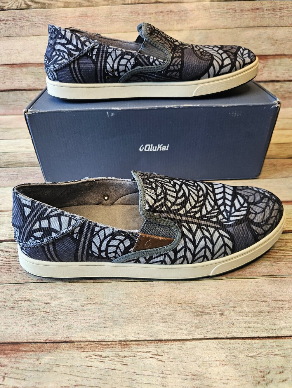 OluKai Men's Kahu Pow Wow slip-on casual loafer